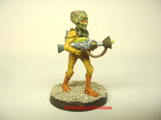 Martian invader warrior with raygun 25 mm science fiction miniature.