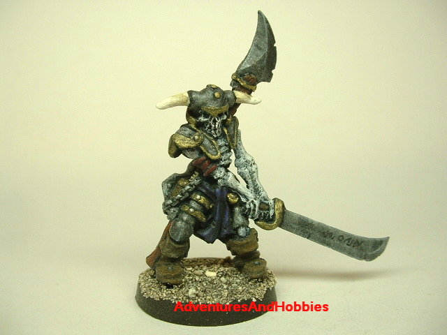 Evil undead knight with two-handed sword painted fantasy miniature figure 25 - 28 mm scale front view